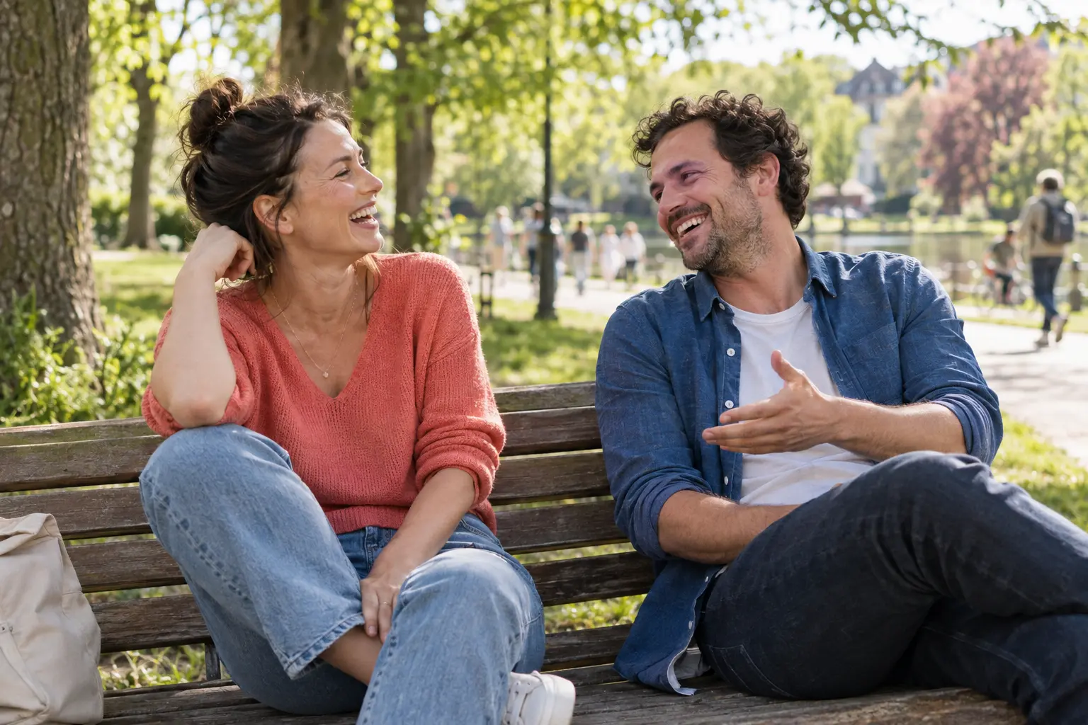 Zwei Freunde sitzen im Park und lachen gemeinsam